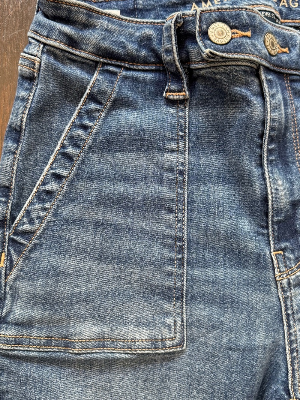 American Eagle Outfitters Super High-Rise Medium Wash Jeans Flare Size 6 - Picture 9 of 11